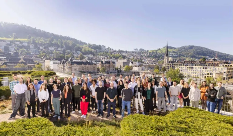 Das Eturnity-Team auf einer Terrasse mit Blick über St. Gallen