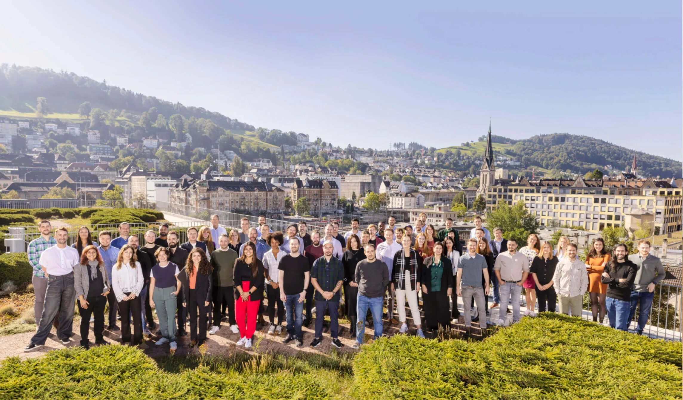 Das Eturnity-Team auf einer Terrasse mit Blick über St. Gallen