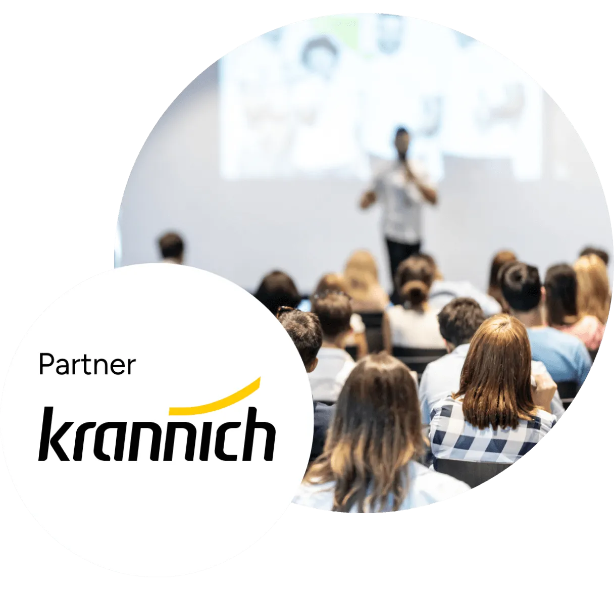 Ein Publikum hört einem Redner vor einer Präsentationsleinwand zu, daneben das Logo Partner Krannich