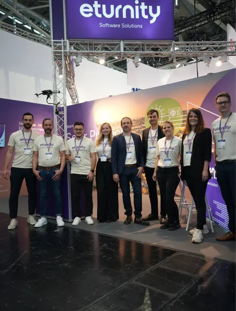 Das Eturnity-Messeteam in Firmenshirts vor dem eigenen Stand