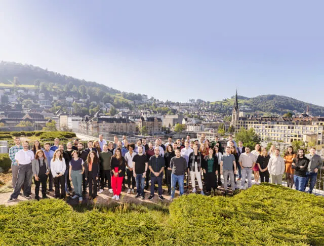 Das gesamte Eturnity-Team auf einer begrünten Dachterrasse über St. Gallen