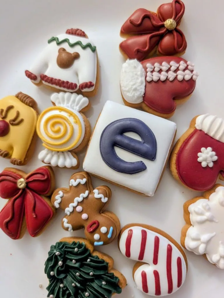 Biscotti natalizi di pan di zenzero decorati, uno con la «e» del logo Eturnity in glassa
