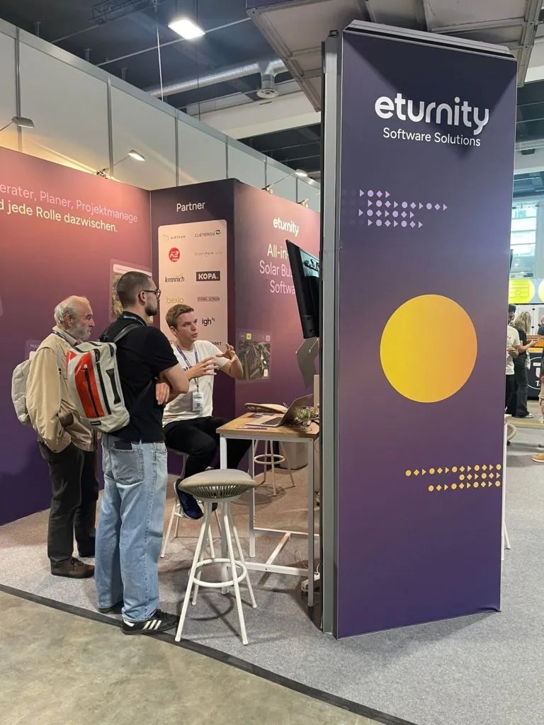 Besucher im Gespräch mit dem Eturnity-Team am Messestand