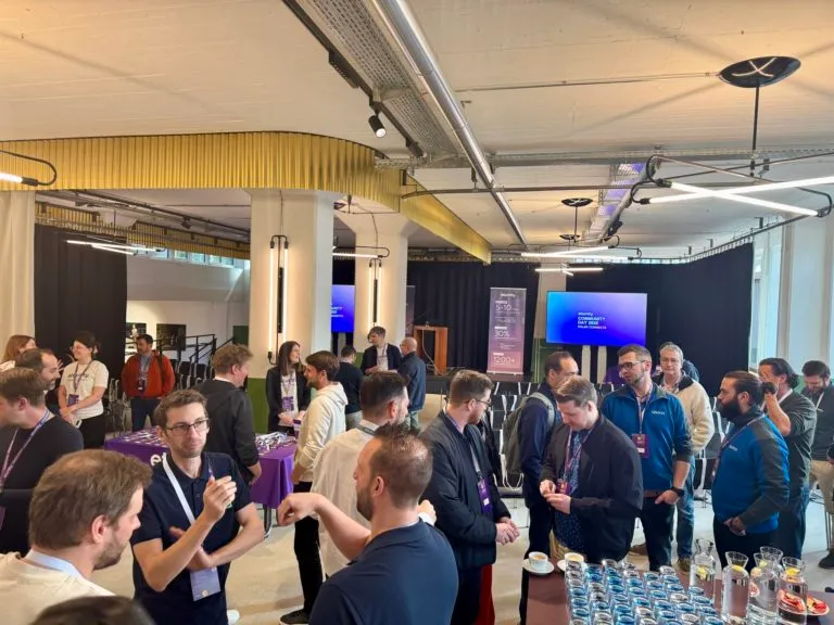 Gäste im Gespräch am Eturnity Community Day in modernen Räumlichkeiten