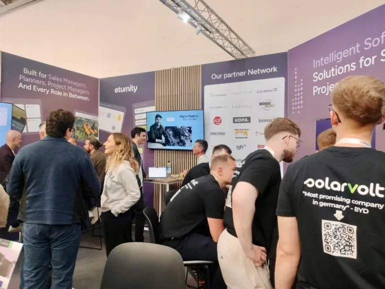 Besucher am gut besuchten Eturnity-Messestand mit der Solarsoftware
