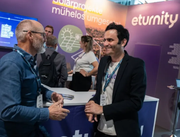 Zwei Männer im Gespräch am Eturnity-Messestand