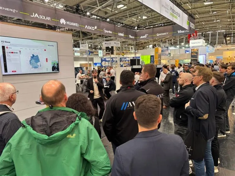 Publikum verfolgt eine Software-Demo an einer Solarmesse