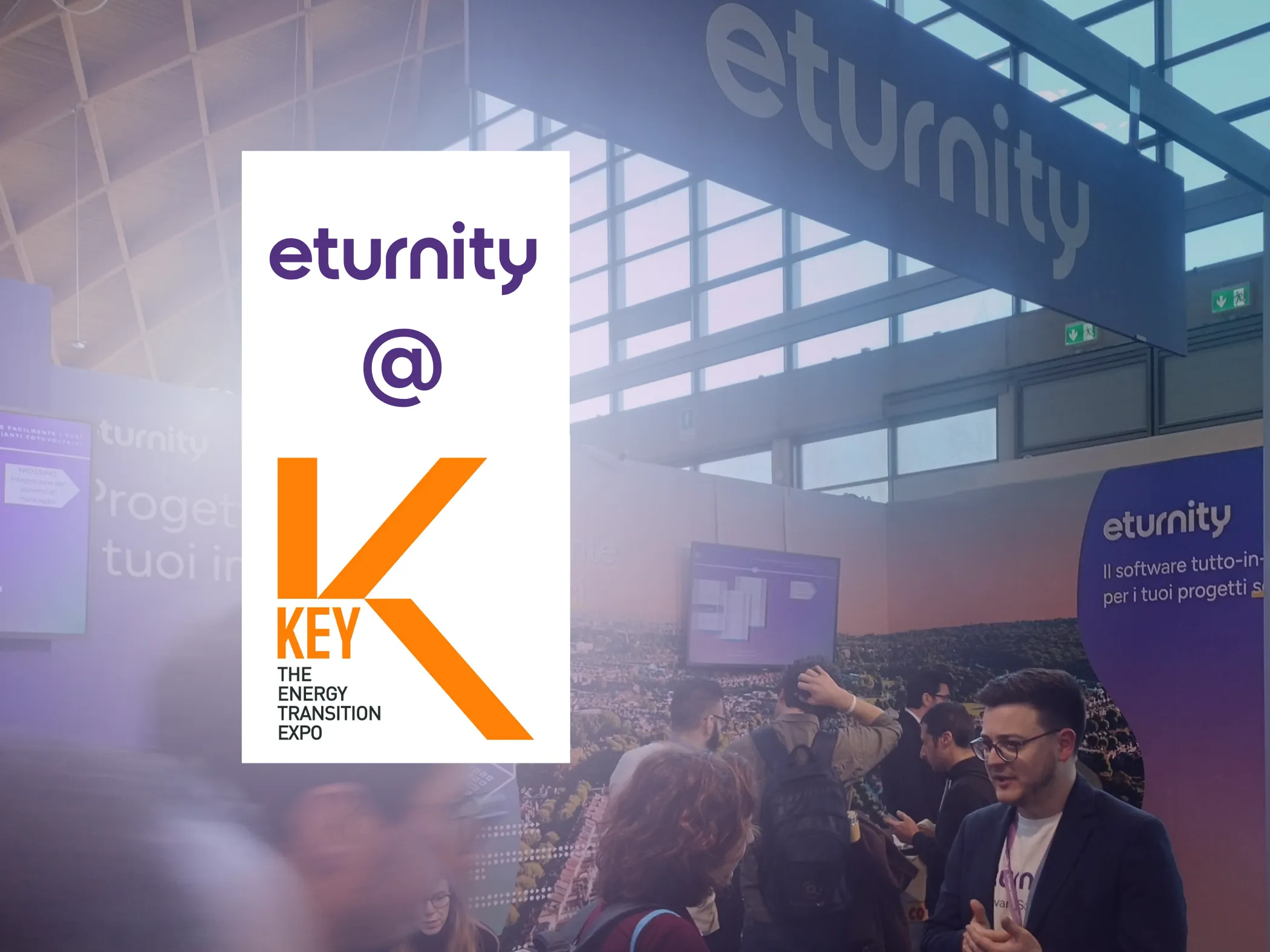 La scritta «eturnity @ KEY – The Energy Transition Expo» sulla foto dello stand Eturnity in fiera, affollato di visitatori