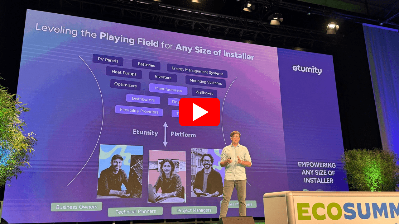 Vortrag am Ecosummit ansehen: ein Eturnity-Sprecher auf der Bühne präsentiert „Levelling the Playing Field for Any Size of Installer“