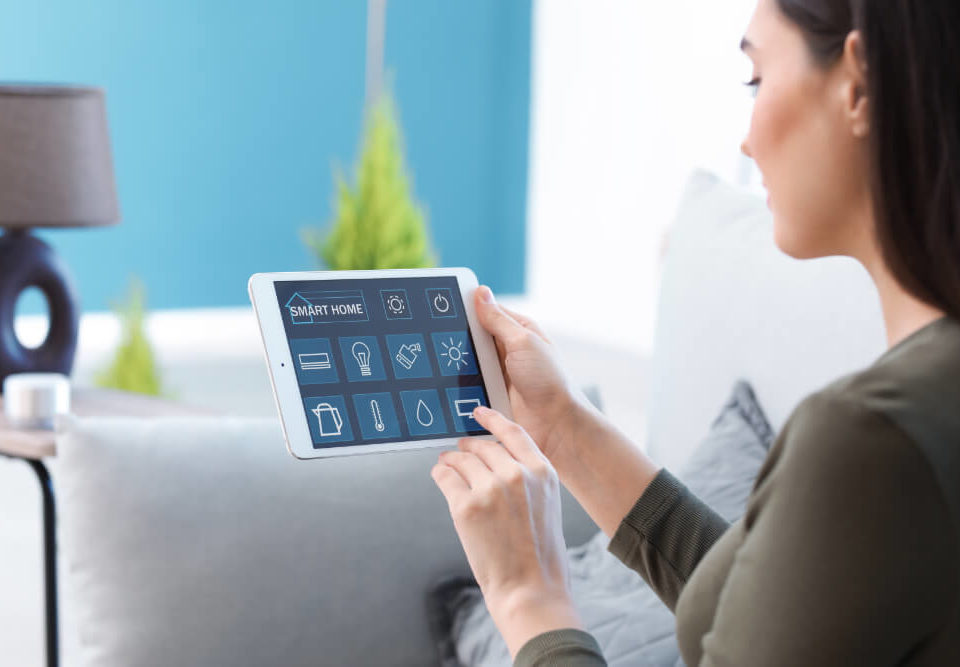 frau-kontrolliert-smart-home-optionen-mit-tablet
