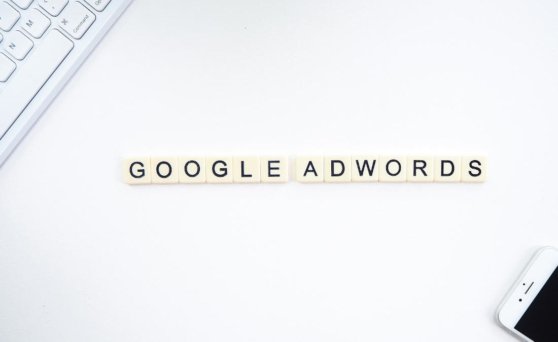 google-adwords-buchstaben-auf-tisch